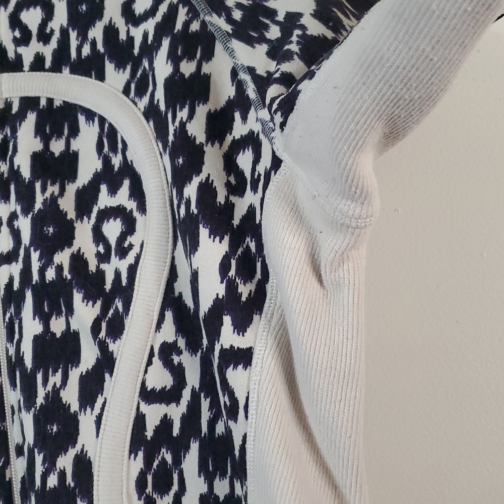 RARE Lululemon All-Over Logo IKAT Print Scuba Hoodie Jacket Size 12 Black Ivory - Picture 4 of 15